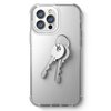 Przezroczyste etui na telefon z widocznymi trzema obiektywami aparatu oraz dwoma kluczami przymocowanymi do tylnej części. Etui ma zaokrąglone rogi i wyraźne krawędzie, a klucze są zawieszone na metalowym kółku.
