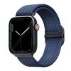 Niebieski pasek UNIQ Aspen do zegarka Apple Watch, widoczny na zdjęciu, jest przymocowany do zegarka z czarnym ekranem i czerwonym akcentem na pokrętle. Na dolnej części koperty zegarka znajduje się napis "UNIQ".