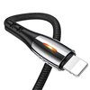 Czarny kabel USB-Lightning z plecionym oplotem, zakończony metaliczną wtyczką z podświetleniem w kształcie pomarańczowego paska. Na czarnej części wtyczki widoczne są dwa wytłoczone symbole "X".
