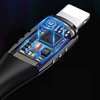 Zbliżenie na końcówkę kabla USB-Lightning, ukazujące wewnętrzne komponenty elektroniczne, w tym chip z oznaczeniem "Ai" oraz elementy z napisami "3R3" i "105". Na niebieskim tle widoczny jest symbol "U." w formie hologramu.