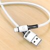 Biały kabel USB-Lightning leży na drewnianej powierzchni, z widocznymi końcówkami: USB z logo "USAMS" oraz Lightning z symbolem błyskawicy. Kabel jest lekko zwinięty, a jego obudowa jest w kolorze białym z czarnymi akcentami.