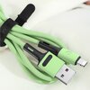 Zielony kabel USB z końcówkami USB i Lightning, z widocznym logo "USAMS" na jednej z wtyczek. Kabel jest owinięty czarnym paskiem z napisem "WAVE".