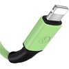 Zbliżenie na zielony kabel USB-Lightning z czarnym wzmocnieniem przy złączu, na którym widoczne jest wytłoczone logo w kształcie litery "V". Końcówka złącza jest metaliczna i błyszcząca.