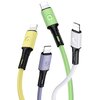 Na zdjęciu widoczne są cztery kable USB-Lightning w różnych kolorach: żółtym, zielonym, fioletowym i białym, każdy z czarnymi elementami przy złączach. Na złączach znajduje się symbol błyskawicy.