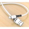 Biały kabel USB z końcówkami USB i Micro USB leży na drewnianej powierzchni. Na wtyczce USB widoczne jest logo "USAMS".