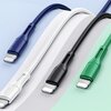 Na zdjęciu widoczne są cztery kable USB-Lightning w kolorach: niebieskim, białym, czarnym i zielonym, ułożone na tle w odcieniach niebieskiego i zielonego. Na każdym z kabli znajduje się napis "USAMS".