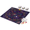 Plansza do gry "Trivial Pursuit Domówka Ultimate" z kolorowymi polami i symbolami, otoczona kartami oraz pionkami w różnych kolorach. Na planszy widoczne są napisy: "Trivial Pursuit" oraz "Domówka Ultimate".