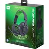 Opakowanie słuchawek JBL Quantum 100X Nauszne z widocznym logo JBL i napisem "SOUND IS SURVIVAL" na zielonym tle. Na pudełku znajdują się również ikony przedstawiające kompatybilność z różnymi urządzeniami oraz napis "JBL Quantum SOUND SIGNATURE".