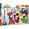 Pudełko puzzli przedstawia postacie z serii "Marvel Spidey i przyjaciele" na tle miejskiego krajobrazu, z widocznymi napisami: "Marvel Spidey and his Amazing Friends", "24 MAXI", "Disney Junior", "Trefl", oraz "Trefl Puzzle". W dolnym rogu znajduje się oz
