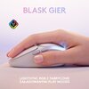 Na zdjęciu widać dłoń trzymającą białą mysz komputerową z podświetleniem RGB. Na górze znajduje się napis "BLASK GIER", a poniżej logo z napisem "16,8 M" oraz tekst "LIGHTSYNC RGB Z FABRYCZNIE ZAŁADOWANYMI PLAY MOODS".