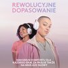 Na zdjęciu widoczne są dwie osoby noszące białe słuchawki z mikrofonem na tle pastelowego nieba. Na górze znajduje się tekst "REWOLUCYJNE DOPASOWANIE", a na dole "MAKSIMUM KOMFORTU DLA KAŻDEGO GRACZA PASUJE TAKŻE NA MNIEJSZE GŁOWY".