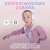 Na zdjęciu widoczna jest osoba nosząca białe słuchawki na tle gradientowego różowo-niebieskiego tła. Na górze znajduje się napis "BEZPRZEWODOWA ZABAWA", a na dole "TECHNOLOGIA ŁĄCZNOŚCI BEZPRZEWODOWEJ LIGHTSPEED I ŁĄCZNOŚĆ PRZEZ BLUETOOTH®", obok ikon Wi-