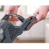 Na zdjęciu widoczny jest odkurzacz ręczny w kolorze szarym, trzymany przez dwie ręce, z wyjmowaną baterią oznaczoną napisem "BLACK+DECKER POWERCONNECT 18V 2.0Ah". Produkt ma kratki wentylacyjne i ergonomiczny uchwyt.
