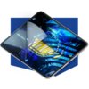 Na zdjęciu widoczny jest tablet z nałożoną folią ochronną, która częściowo się odkleja, ukazując kolorowy, abstrakcyjny wzór na ekranie. Tło jest w kolorze niebieskim.