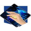 Na zdjęciu widoczny jest tablet z kolorowym, abstrakcyjnym wzorem na ekranie, na którym znajduje się dłoń dotykająca wyświetlacza. Tło jest w kolorze niebieskim.