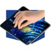 Na zdjęciu widać tablet z kolorowym, abstrakcyjnym wzorem na ekranie, na którym spoczywa dłoń. Tło jest w kolorze niebieskim.