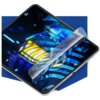 Na zdjęciu widoczny jest tablet z nałożoną folią ochronną, przez którą prześwituje kolorowy, abstrakcyjny wzór w odcieniach niebieskiego i żółtego. Folia jest częściowo odklejona, ukazując gładką powierzchnię ekranu.
