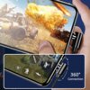 Na zdjęciu widać smartfon z wyświetlonym dynamicznym obrazem gry, przedstawiającym eksplozję i pojazdy terenowe, a także zbliżenie na złącze magnetyczne kabla USB z napisem "360° Connection". Kabel jest podłączony do telefonu, a tło jest w kolorze ciemnoniebieskim.