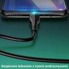 Na zdjęciu widoczny jest biały kabel USB - Micro USB podłączony do smartfona, z delikatnym niebieskim światłem przy złączu. Na dole zdjęcia znajduje się tekst: "Bezpieczne ładowanie z trybem podtrzymywania".