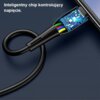 Na zdjęciu widać czarny kabel USB z widocznym kolorowym wnętrzem, podłączony do urządzenia, z tekstem "Inteligentny chip kontrolujący napięcie." na jednolitym tle. Kabel ma przezroczystą obudowę, ukazującą wewnętrzne okablowanie i chip.