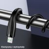 Czarny kabel USB z logo "USAMS" owinięty wokół metalowego pręta, z widocznym złączem USB. Na dole zdjęcia znajduje się napis: "Elastyczny i wytrzymały".