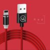 Czerwony kabel magnetyczny USB z końcówką Lightning, z widocznym logo "U." na czarnym elemencie, na tle w tym samym kolorze. Obok kabla znajduje się napis "Red".