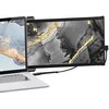 Na zdjęciu widoczny jest laptop z dodatkowym monitorem, na którym wyświetlany jest abstrakcyjny wzór w odcieniach szarości z złotymi akcentami. Monitor jest podłączony do laptopa za pomocą kabla.