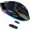 Czarna mysz komputerowa z wyraźnym, teksturowanym uchwytem i trzema przyciskami bocznymi. Wzdłuż dolnej krawędzi biegnie podświetlenie RGB w kolorach czerwonym, żółtym i zielonym.