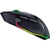 Zdjęcie przedstawia spód czarnej myszy komputerowej z podświetleniem RGB wzdłuż krawędzi. Na powierzchni widoczny jest tekst: "RAZER BASILISK V3 PRO", numer seryjny, model, informacje o produkcie oraz oznaczenia certyfikacyjne, takie jak CE i UKCA.
