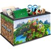 Na zdjęciu znajduje się szkatułka z puzzli 3D z motywem gry Minecraft, przedstawiająca postacie i krajobraz z gry. Na boku szkatułki widoczny jest napis "Minecraft", a w środku znajdują się różne przybory, takie jak zeszyty, nożyczki i taśmy.