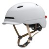 Biały kask z wbudowaną lampką, posiada otwory wentylacyjne i regulowane paski w kolorze beżowym. Kask ma aerodynamiczny kształt z daszkiem i czerwonym światłem z tyłu.