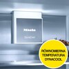 Wnętrze lodówki z widocznym elementem oznaczonym napisem "Miele DynaCool". W prawym dolnym rogu znajduje się żółte koło z tekstem "RÓWNOMIERNA TEMPERATURA DYNACOOL".
