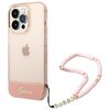 Przezroczysto-różowe etui na telefon z widocznym logo "Guess" na dolnej części, przeznaczone dla modelu Apple iPhone 14 Pro. Obok etui znajduje się różowy pasek z koralikami, na którym widnieje napis "GUESS".