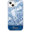 Etui na telefon z niebieskim wzorem porcelanowym, przedstawiającym kwiaty i ornamenty na jasnym tle. Na dole etui znajduje się napis "Guess" w eleganckim, złotym kolorze.