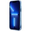 Przedstawione zdjęcie ukazuje niebieskie etui na telefon, które jest założone na smartfonie z wyświetlaczem pokazującym abstrakcyjny, niebieski wzór świetlny. Etui ma przezroczyste krawędzie i widoczne przyciski boczne.