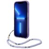 Przezroczyste fioletowe etui na telefon z wycięciem na aparat, ozdobione złotym obramowaniem, posiada napis "Guess" na dolnej części. Obok znajduje się fioletowy pasek z koralikami, na którym widnieje napis "GUESS".