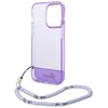 Fioletowe etui do iPhone 14 Pro Max marki Guess jest zaprezentowane w przezroczystym opakowaniu z napisem "Guess" na dole. Na opakowaniu znajdują się ikony z opisami: "Drop Protection", "Slim Profile", "Easy Snap-On", a także logo Guess i informacje konta