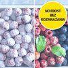 Na zdjęciu widać dwie sekcje zamrożonych owoców, z lewej strony pokryte szronem, a z prawej strony świeże owoce z liśćmi mięty. W prawym górnym rogu znajduje się żółte koło z napisem "NO FROST BEZ ROZMRAŻANIA".