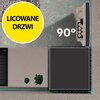 Na zdjęciu widoczna jest otwarta lodówka z drzwiami otwartymi pod kątem 90 stopni, a obok niej znajduje się żółte koło z napisem "LICOWANE DRZWI". Wewnątrz lodówki widać kilka półek z produktami, a na podłodze obok lodówki są dwie rośliny.