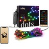 Na zdjęciu znajduje się opakowanie lampek choinkowych LED z napisem "twinkly GENERATION II 200 MULTICOLOR APP CONTROLLED RGB LED dots", obok którego leży zwinięty sznur kolorowych lampek. Obok opakowania widoczne są dwa smartfony, jeden z logo gwiazdy na 