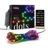 Na zdjęciu znajduje się opakowanie lampek choinkowych LED z napisem "twinkly generation II", "200 multicolor", "app controlled RGB LED" oraz "dots". Obok opakowania widoczny jest kontroler z zieloną diodą oraz smartfon z aplikacją do sterowania lampkami, 