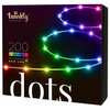 Czarne opakowanie z kolorowymi lampkami LED ułożonymi w okręgi, z widocznym napisem "twinkly GENERATION II", "200 MULTICOLOR", "APP CONTROLLED RGB LED" oraz dużym napisem "dots". Lampki świecą w różnych kolorach, tworząc efekt tęczy.