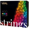 Czarne pudełko z kolorowym wzorem przedstawiającym choinkę z lampkami LED, z napisem "twinkly GENERATION II" oraz "400 MULTICOLOR APP CONTROLLED RGB LED". Na dole widoczny jest duży napis "strings".