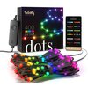 Pudełko z napisem "twinkly generation II" oraz "400 multicolor app controlled RGB LED dots" obok zestawu kolorowych lampek choinkowych LED. Obok znajduje się smartfon z aplikacją pokazującą różne opcje kolorystyczne dla lampek.