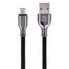 Na zdjęciu widoczny jest czarny kabel USB z plecionym oplotem, zakończony złączami USB i USB-C. Na wtyczce USB znajduje się logo w kształcie nieskończoności.