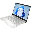 Na zdjęciu widoczny jest srebrny laptop z otwartym ekranem, na którym wyświetlany jest interfejs systemu Windows 11 z ikonami aplikacji. Klawiatura jest pełnowymiarowa, a na obudowie znajduje się logo producenta.
