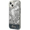 Szare etui na telefon z kolekcji Porcelain Collection marki Guess, przeznaczone dla Apple iPhone 14 Plus, ozdobione jest delikatnym, kwiatowym wzorem w odcieniach szarości. Na dole etui znajduje się ciemniejszy pasek z napisem "Guess" w eleganckim, złotym