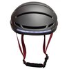 Czarny kask rowerowy z czerwonymi paskami i wbudowaną lampką LED na tylnej części. Kask ma aerodynamiczny kształt z kilkoma otworami wentylacyjnymi.