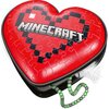Czerwone serce złożone z puzzli, z pikselowym wzorem i napisem "MINECRAFT" na środku, z widocznym zielonym sznurkiem z koralikami i białym piórkiem wystającym z boku. Puzzle mają czarne i białe elementy, tworząc charakterystyczny wzór.