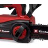 Zbliżenie na akumulatorową piłę łańcuchową w kolorze czerwono-czarnym z widocznym logo "Einhell Professional" na obudowie oraz prowadnicy łańcucha. Produkt ma wyraźne czerwone elementy regulacyjne i czarną obudowę z czerwonymi akcentami.